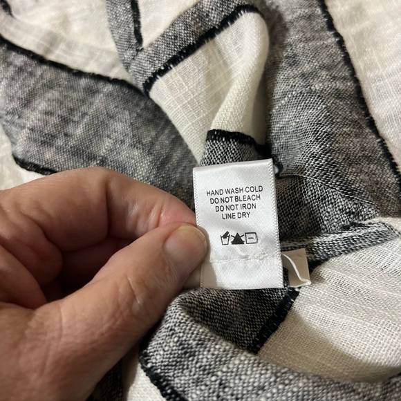 URBAN Romantics Gray & Cream Ruffled Sleeve Boxy Blouse - Picture 4 of 4